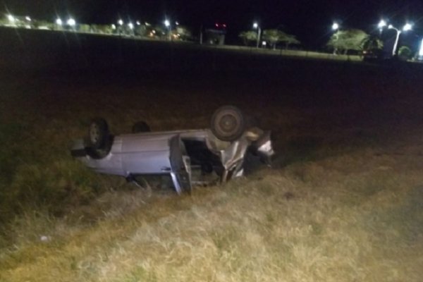 Auto volcó tras chocar contra un caballo suelto frente al Aeropuerto