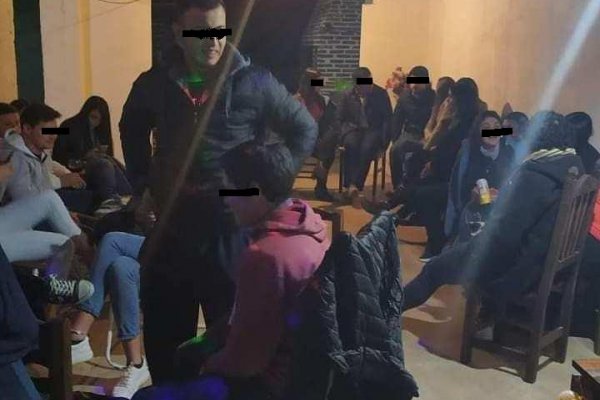 Denuncian una fiesta clandestina en Colonia Carolina