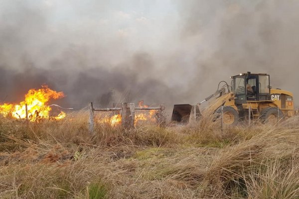 El fuego no da tregua: combaten un foco ígneo en Riachuelo