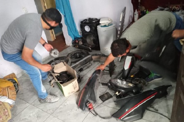 Policías allanaron un taller mecánico y recuperaron una moto robada