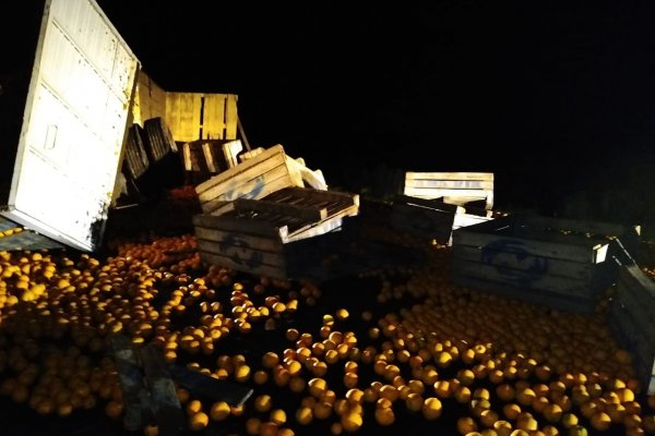 Volcó un camión de citrus en la Ruta Provincial Nº 129