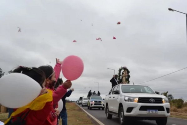 Caravana: Niños saludaron con pétalos a Santa Rosa