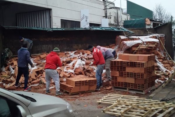 Chofer hizo una mala maniobra y volcó en plena calle