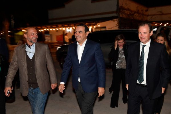 El Gobernador que tiene Coronavirus se reunió con Valdés y el Presidente 