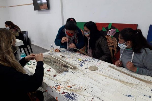 Dieron inicio los talleres de artesanos del Iberá