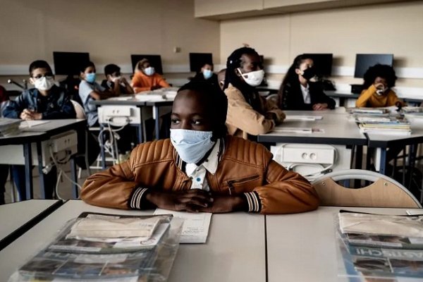 Francia cierra 22 de las escuelas reabiertas tras los rebrotes de casos de coronavirus