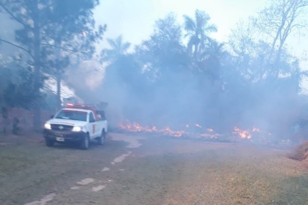 Bomberos trabajan para sofocar un incendio en Santa Ana