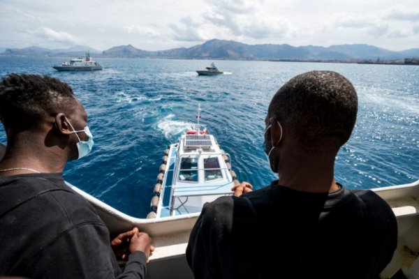 Tres migrantes varados en un barco petrolero se lanzaron al mar