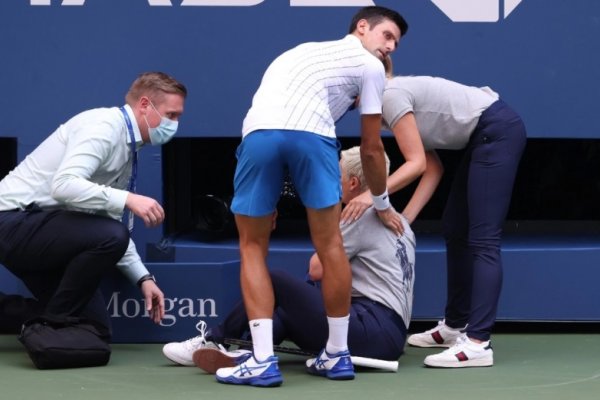Djokovic fue descalificado por pegarle un pelotazo a una jueza de línea
