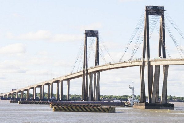 Policías salvaron a un joven que intentó arrojarse del Puente Interprovincial