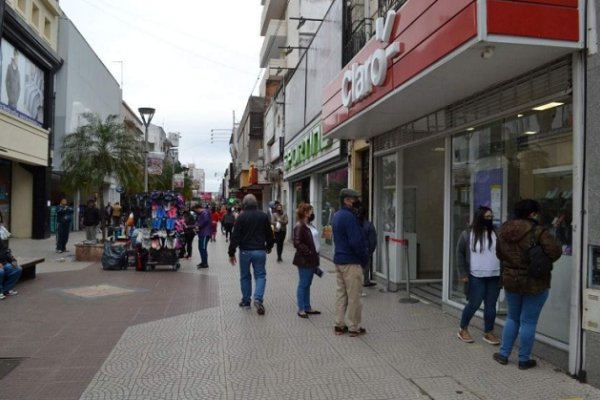 Atención en comercios: Admiten que en los barrios no respetan el horario