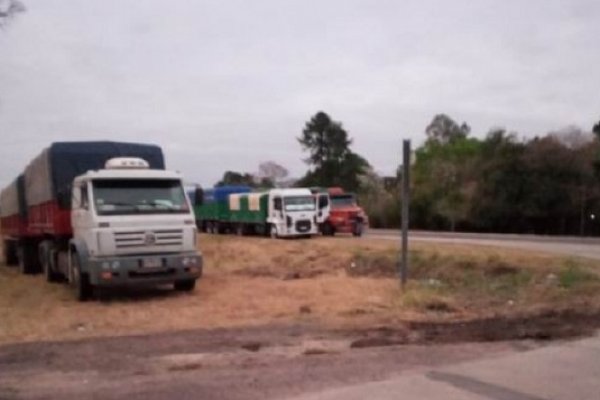 Transportistas molestos por esperar hace tres días para las descargas