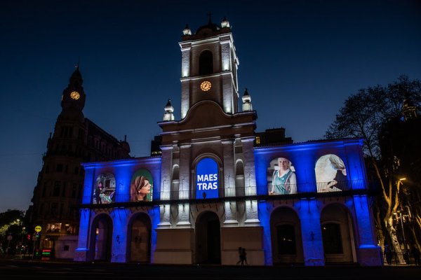 El Cabildo iluminado para homenajear a las maestras y maestros en su día