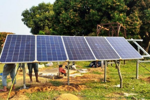 Familias de Apipé Chico contarán con energía alternativa para sus viviendas