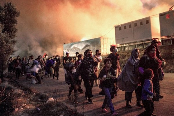 Migrantes se instalan en un centro temporal en Lesbos tras el incendio del campamento