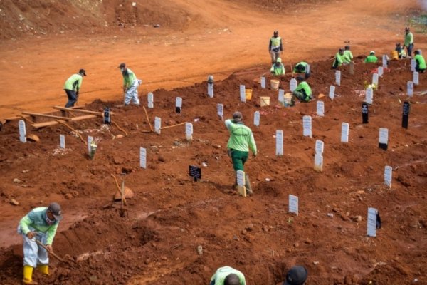 Debieron cavar tumbas para muertos por coronavirus por no usar barbijos