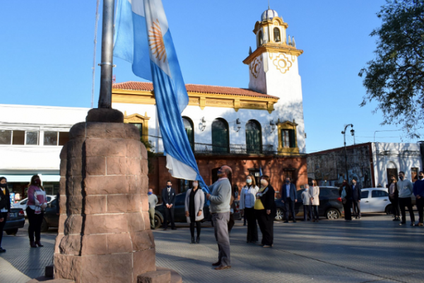 Mercedes: El Municipio celebró el Día del Profesor con un Izamiento de Banderas