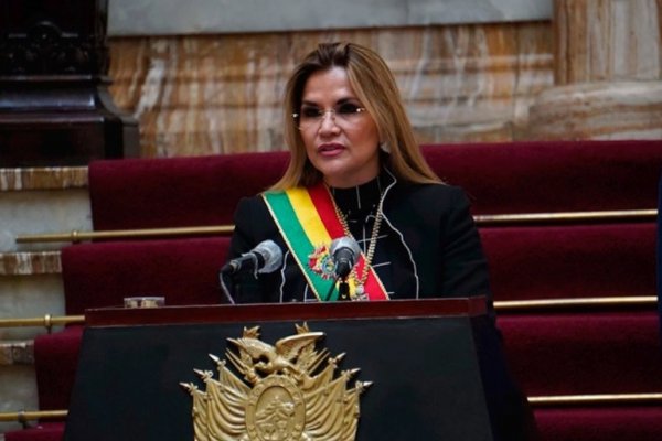 Jeanine Áñez se retira de la carrera electoral