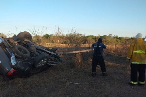 Bomberos rescataron a un hombre que quedó atrapado en su vehículo