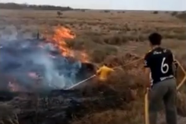 El fuego ya consumió postes de energía eléctrica en Lomas de Vallejos