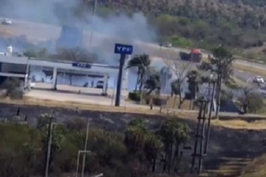 Chaco: Alerta por incendio de pastizales cerca de una estación de servicio YPF