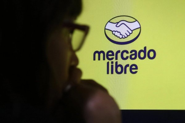 Compró una computadora por Mercado Libre y le enviaron una botella de licor