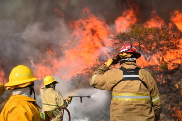 Más de 400 bomberos trabajan en sofocar varios incendios en Córdoba