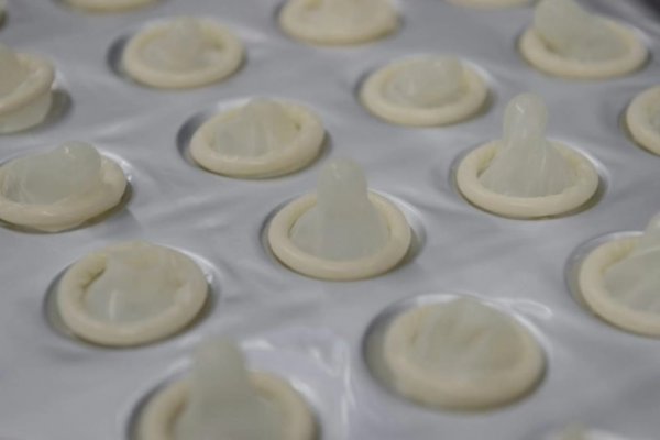 Una fábrica limpiaba preservativos usados para revenderlos