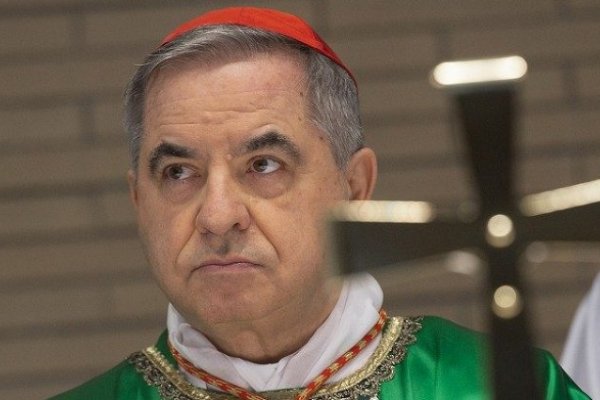 El Papa acepta la renuncia de Becciu a derechos vinculados con el cardenalato