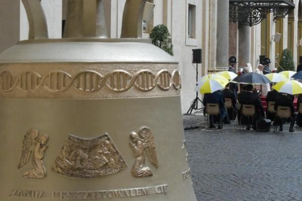 El Papa bendijo la campana de Polonia, símbolo del derecho a la vida de los niños por nacer