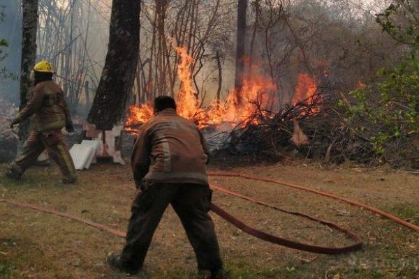 Lograron controlar un incendio que amenazaba zonas pobladas