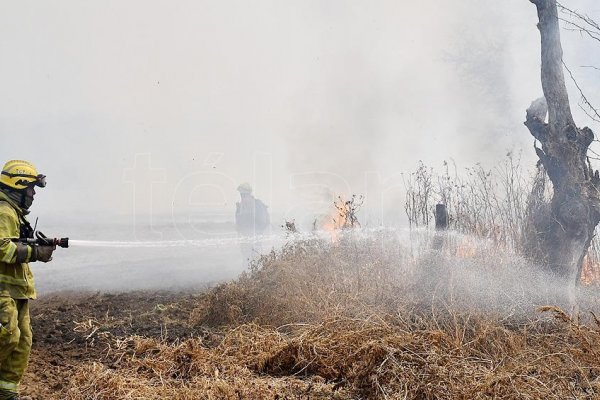 Combaten tres focos de incendios en las serranías del Valle de Punilla