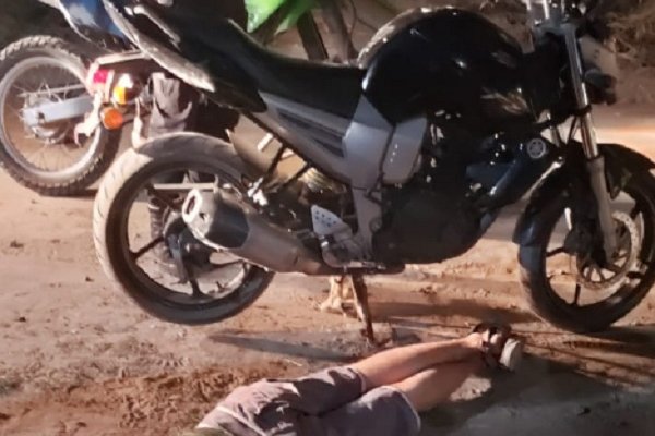 Persecución y detención: Policías recuperaron una moto robada