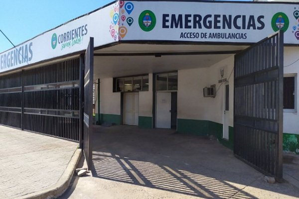 Limpiaba el techo de una casa, perdió el equilibrio y cayó al vacío