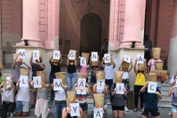 Se manifestaron para reclamar la emergencia ecológica