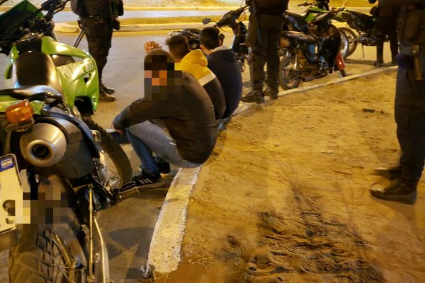 Demoraron a varias personas y secuestraron motocicletas