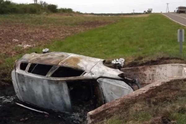 Dramático rescate a un conductor tras vuelco en Mercedes