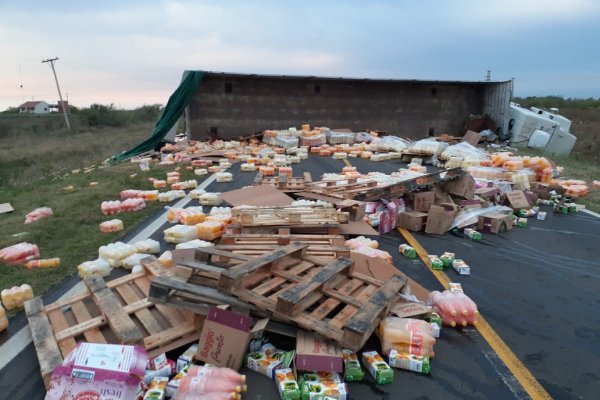 Espectacular despiste y vuelco de un camión sobre Ruta 119