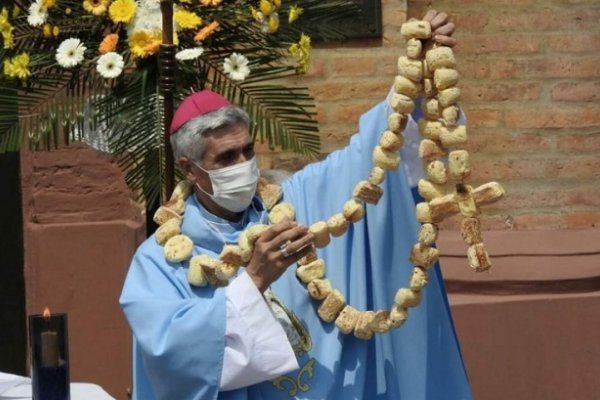 Caá Catí: Le entregaron un Rosario de chipá al Obispo Auxiliar de Corrientes
