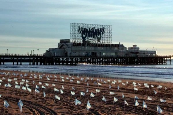 Impactante imagen en Mar del Plata: 504 banderas en la playa por cada muerto por coronavirus