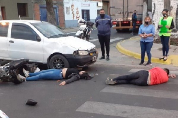 Imprudencia: Iban en moto tomando vino y chocaron contra un auto