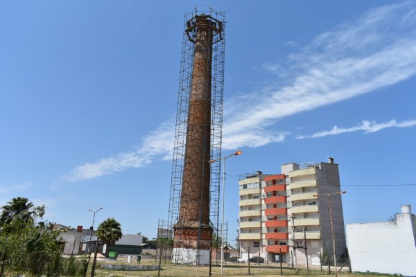 Comenzó la restauración de la chimenea C.O.M. del Bañado Norte