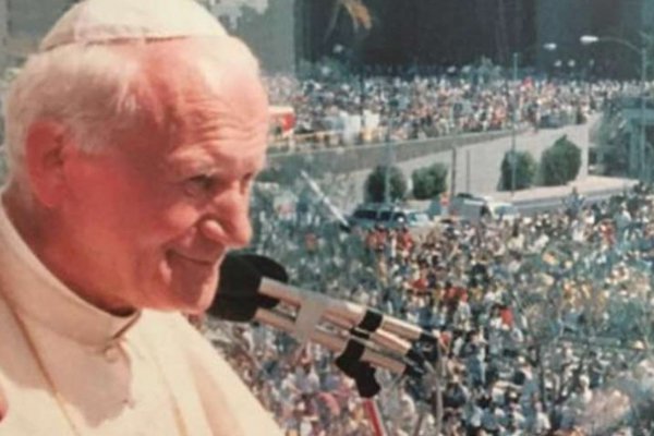 El día en que San Juan Pablo II cantó una de sus canciones favoritas en español