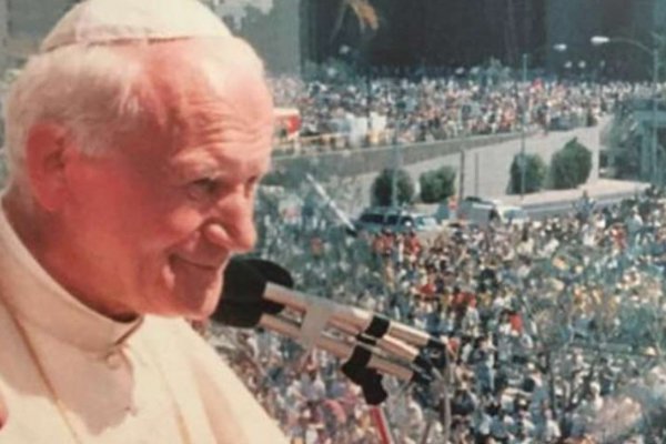 El día en que San Juan Pablo II cantó una de sus canciones favoritas en español