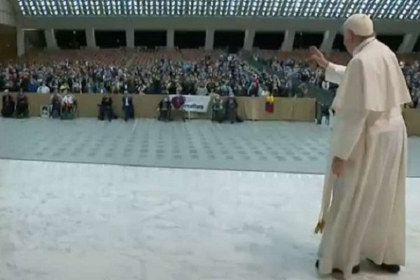 Papa Francisco evita saludar de cerca a los fieles por aumento del COVID-19 en Italia