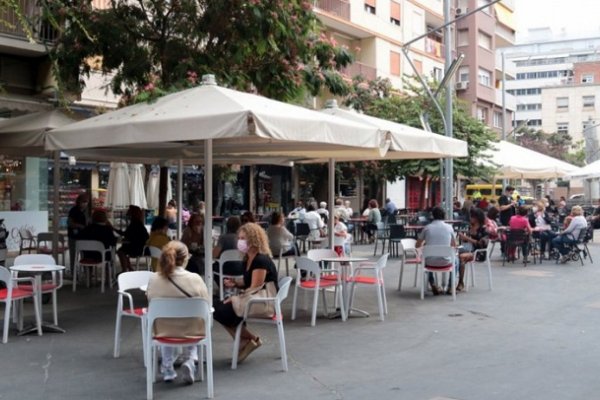 España: Cierran bares y restaurantes en Cataluña por la segunda ola de coronavirus