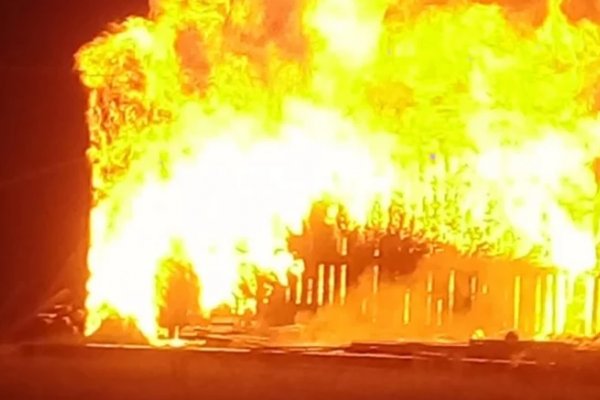 El fuego consumió un depósito de materiales de construcción en Santa Rosa