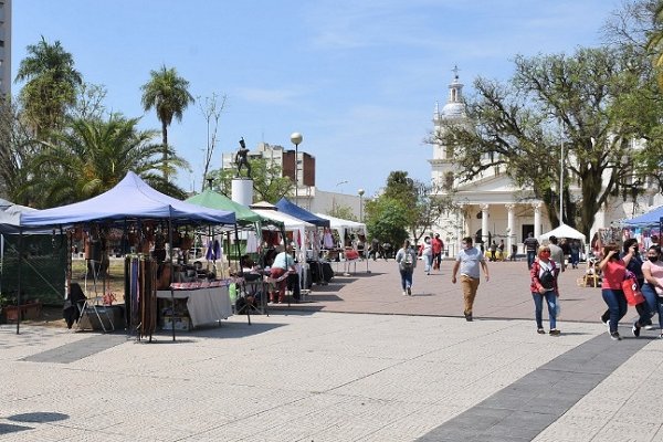 Nueva presentación de la Feria de Artesanos en la plaza Cabral