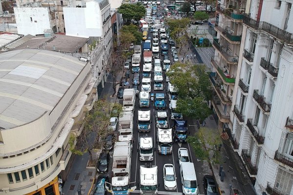 Cientos de vehículos marcharon por Avenida de Mayo en la caravana del Día de la Lealtad
