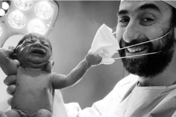 En el momento justo: un recién nacido le sacó el barbijo al médico en medio del parto
